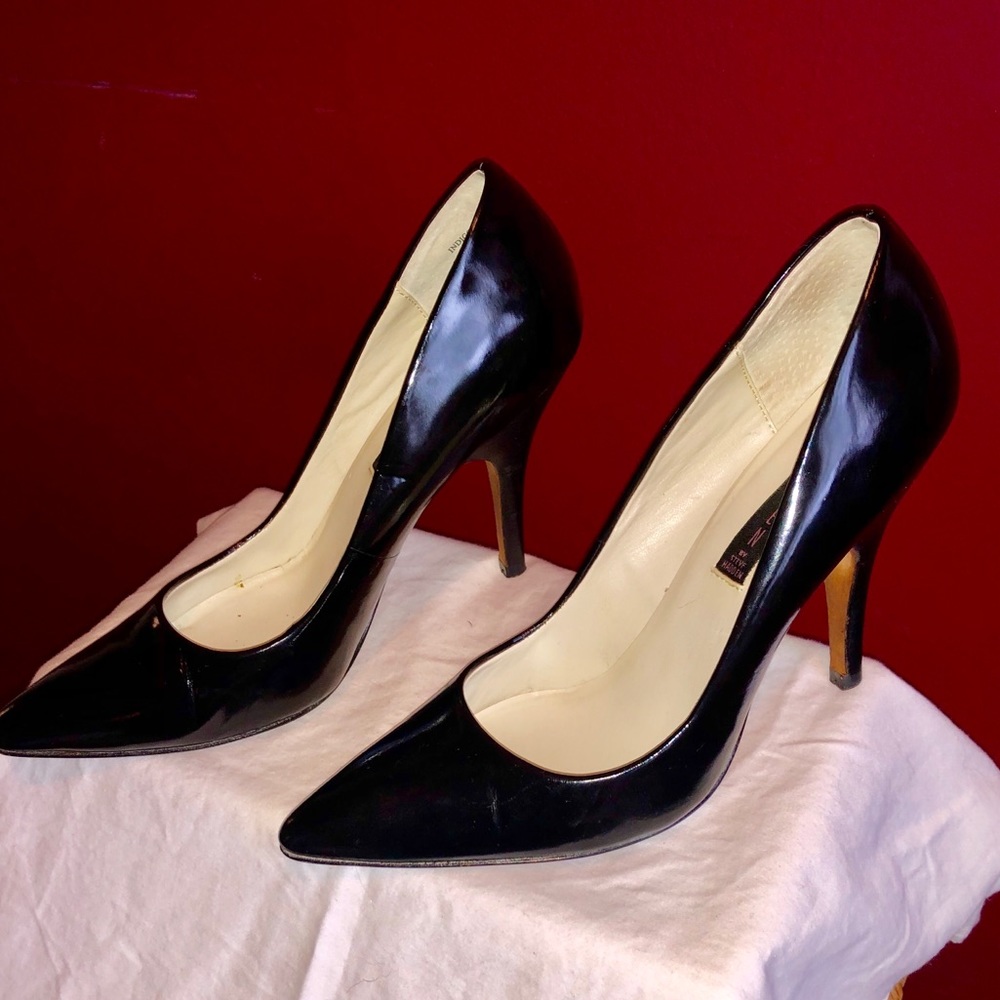 Steve Madden “Indigoo” black patent leather pumps